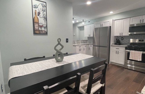 Dundalk House | B’more Restful. Comfortable Townhome -Easy access to everywhere