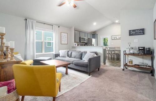 Heritage House | BMT Cozy Lackland AFB Casita inside 1604 Sea World