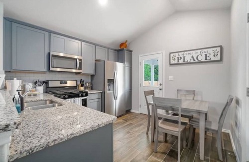 Heritage House | BMT Cozy Lackland AFB Casita inside 1604 Sea World