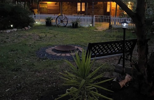 Burra Cottage | BnB Rural Country Blues Cottage 1 acre retreat