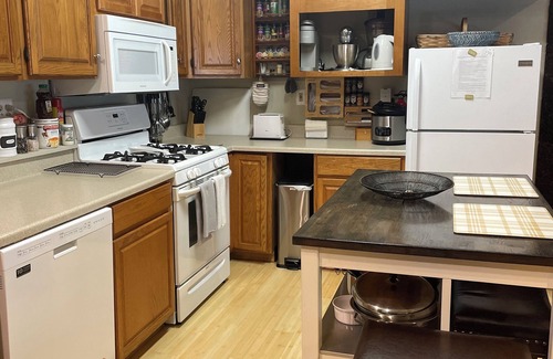 Coventry Apartment | BnB “The Get Away” 600sf on Rock Farm, Wooded, Trails, UConn, Private, Clean 5⭐️