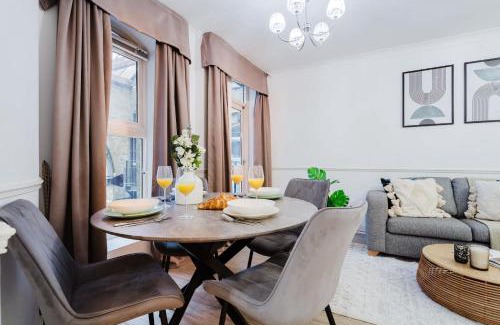 Queenhithe Apartment | BnBNova - Heart of the City with Balcony - Thames - St Paul's