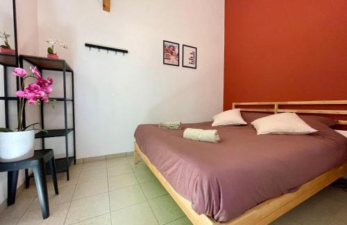 Republique - Tolstoi House | BnGo I Maison Terracotta I Jardin, Garage, 3 chambres, 9 personnes