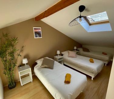 Republique - Tolstoi House | BnGo I Maison Terracotta I Jardin, Garage, 3 chambres, 9 personnes
