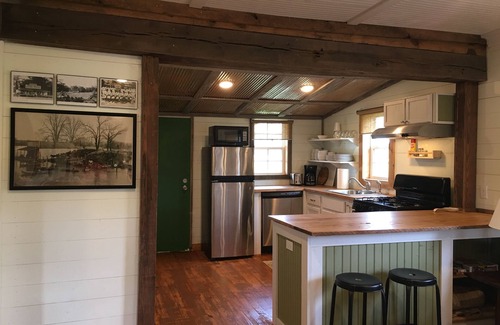 Marion House | “Bo” renovated farmhouse, 7 min to Mem. ❤️1 pet free 2nd pet considered for fee