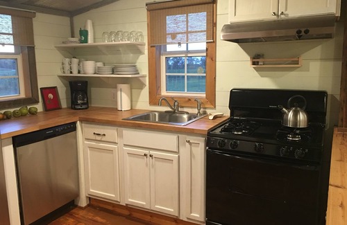 Marion House | “Bo” renovated farmhouse, 7 min to Mem. ❤️1 pet free 2nd pet considered for fee