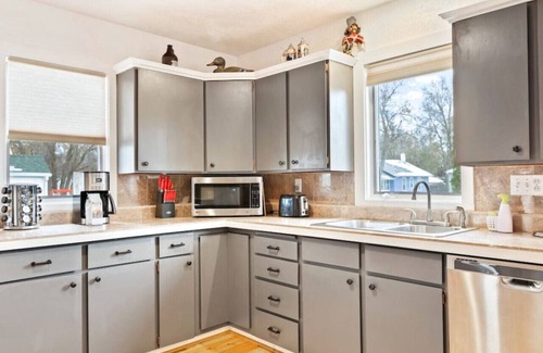 Central - Terry Apartment | Bo's Old West Landing w/Hot Tub and Sunrise Views