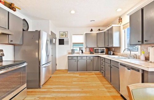 Central - Terry Apartment | Bo's Old West Landing w/Hot Tub and Sunrise Views
