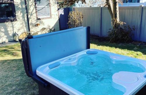Butte House | Bo's Queen Anne with Hot Tub and fenced backyard