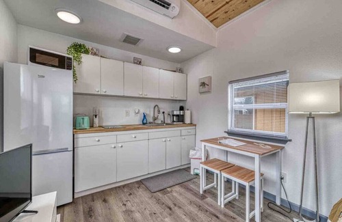 Bonney Lake House | Bo’s Tiny House w/Hot Tub - Unique Country Retreat