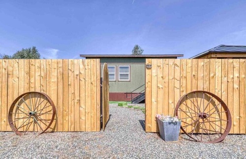 Bonney Lake House | Bo’s Tiny House w/Hot Tub - Unique Country Retreat