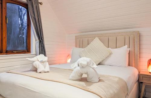 Almondbank Ski Chalet | Boann 5 - Hot Tub-Hunting Tower Lodges-Luxury-Families-Romantic