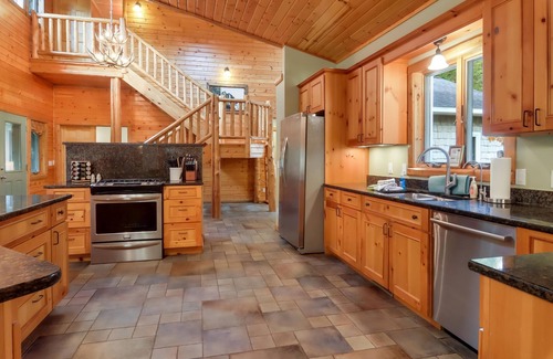 Mayfield Apartment | Boardman Monarch Upscale River Lodge HOT Tub!