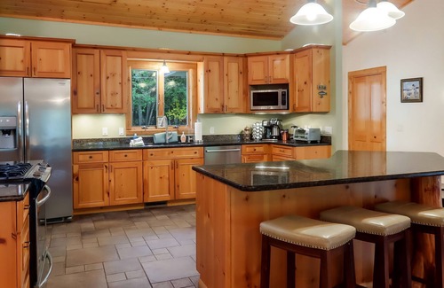 Mayfield Apartment | Boardman Monarch Upscale River Lodge HOT Tub!