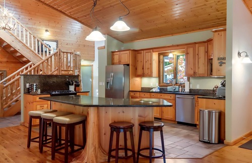 Mayfield Apartment | Boardman Monarch Upscale River Lodge HOT Tub!