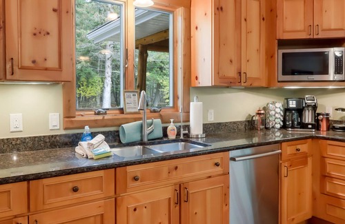 Mayfield Apartment | Boardman Monarch Upscale River Lodge HOT Tub!