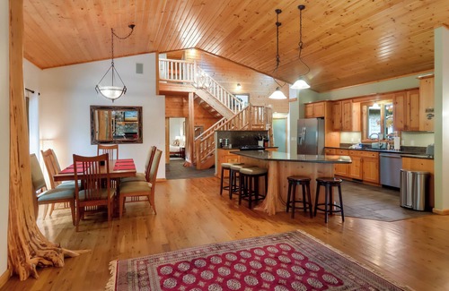 Mayfield House | Boardman Monarch! Upscale river lodge! HOT TUB! Fireplace!