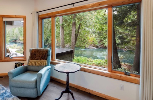 Mayfield House | Boardman Monarch! Upscale river lodge! HOT TUB! Fireplace!