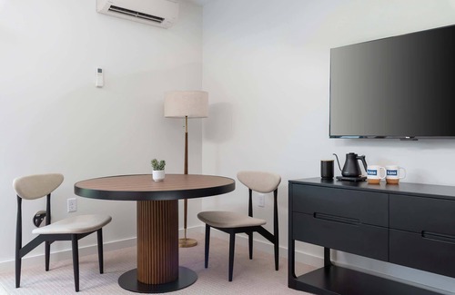 Livingston Apartment | Boardwalk Hotel by Kasa | Lake View King Room