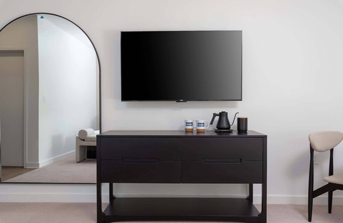 Livingston Apartment | Boardwalk Hotel by Kasa | Lake View King Room