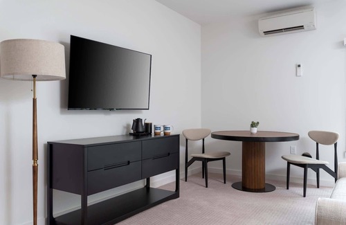 Livingston Apartment | Boardwalk Hotel | King with Kitchenette, Lake Anna
