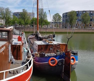 Kop van Zuid Boat Rental | Boat-Apartment Rotterdam Fokkelina