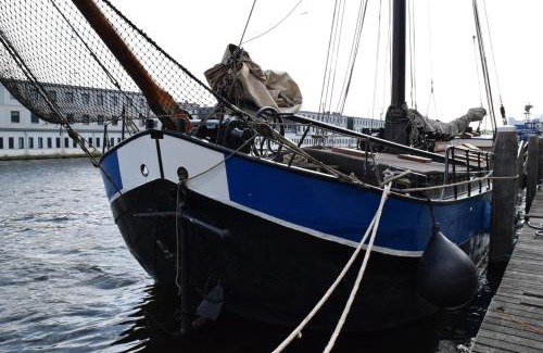 Kop van Zuid Boat Rental | Boat-Apartment Rotterdam Fokkelina