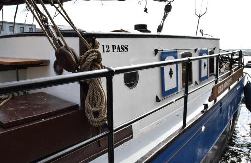 Kop van Zuid Boat Rental | Boat-Apartment Rotterdam Fokkelina