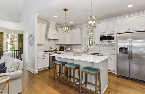 Lake Oconee House | BOAT AVAILABLE - BEST LOCATION - Waterfront Getaway on Lake Oconee Sleeps 10-12
