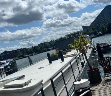 Eastern Docklands Bed & Breakfast | Boat & Boost Amsterdam