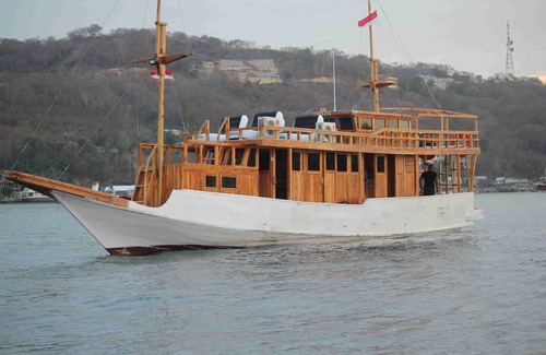 Komodo Boat Rental | Boat Charter KM.Caroline