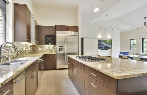 Briarpatch House | Boat Dock | 5 Beds | Sleeps 10 - WalkerVR Lake Austin Modern!