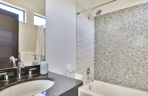 Briarpatch House | Boat Dock | 5 Beds | Sleeps 10 - WalkerVR Lake Austin Modern!