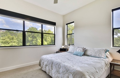 Briarpatch House | Boat Dock | 5 Beds | Sleeps 10 - WalkerVR Lake Austin Modern!