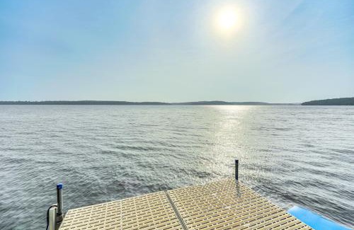 Hayward House | Boat Dock, Full Gym Waterfront Nelson Lake Gem!