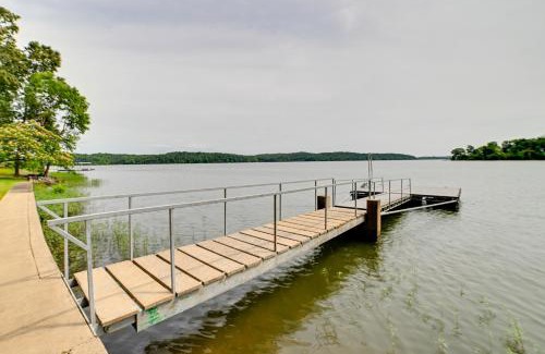Almo House | Boat Dock Lakeside Kentucky Getaway!