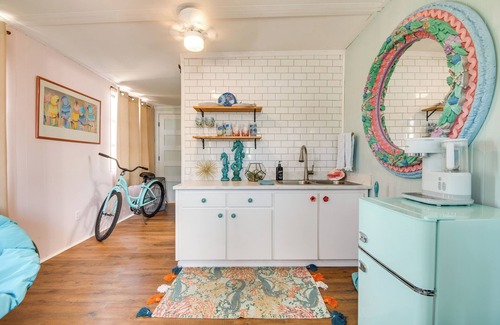 South Waterfront Park Apartment | Boat Dock & Slip: Riverfront Apt in Edgewater