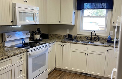 Cape Carteret House | Boat friendly coastal home - 3 minute drive to beach, 5min drive to boat access.