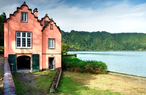 Povoacao House | Boat house sleeps 4 in Furnas lagoon shore with canoes and bicycles