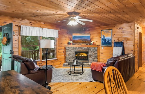 Blue Ridge Cabin | Boat Parking near lake, game room, epic retreat!