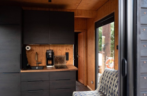 Neuland Boat Rental | Boat 'Tiny-Hausboot Mit Dachterasse' with Private Terrace, Balcony and Wi-Fi