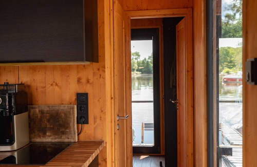 Neuland Boat Rental | Boat 'Tiny-Hausboot Mit Dachterasse' with Private Terrace, Balcony and Wi-Fi