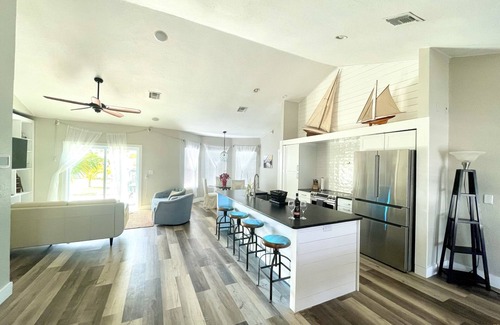Bahamia West House | Boaters Waterfront Paradise. Dock included! Now with StarLink Wifi