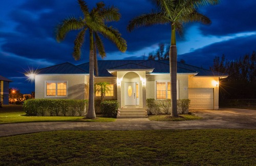 Bahamia West House | Boaters Waterfront Paradise. Dock included! Now with StarLink Wifi