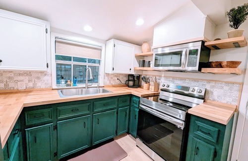 Blanchard House | Boathouse, 2 King Beds, Firepit, Huge Yard + Pet-Friendly! Peaceful & Luxurious