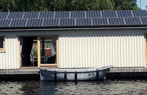 Slotervaart Bed & Breakfast | Boathouse Amsterdam with bikes