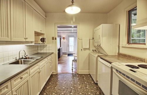 Gravenhurst Cottage | Boathouse Deck! 4Bed 4Bath Cottage on Lake Muskoka! Very Private!