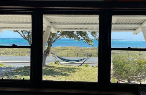 Lancelin Cottage | BOATHOUSE - HIGHEST HILLTOP ON OCEANFRONT