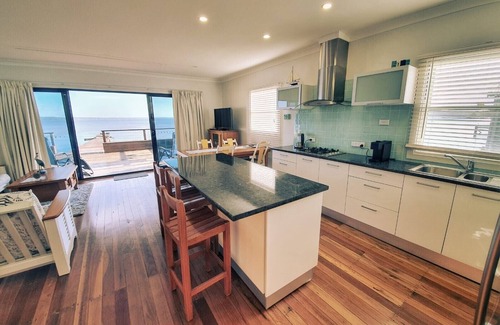Erowal Bay Cabin | Boathouse on the water- natural getaway