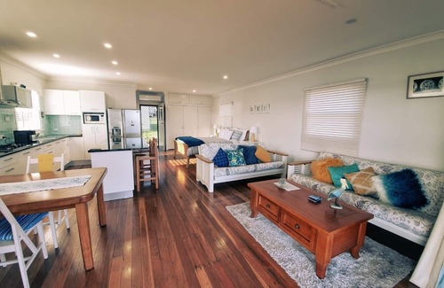 Erowal Bay Cabin | Boathouse on the water- natural getaway